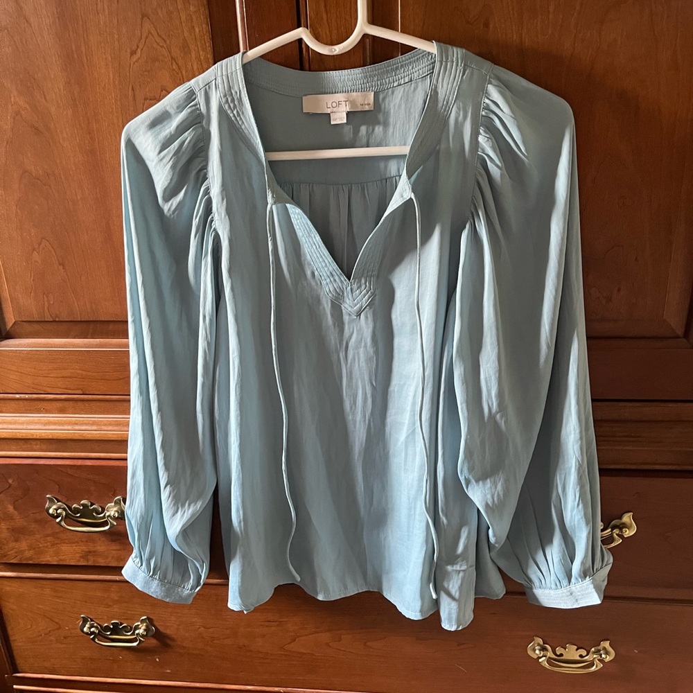 Very pretty Long sleeve LOFT blouse